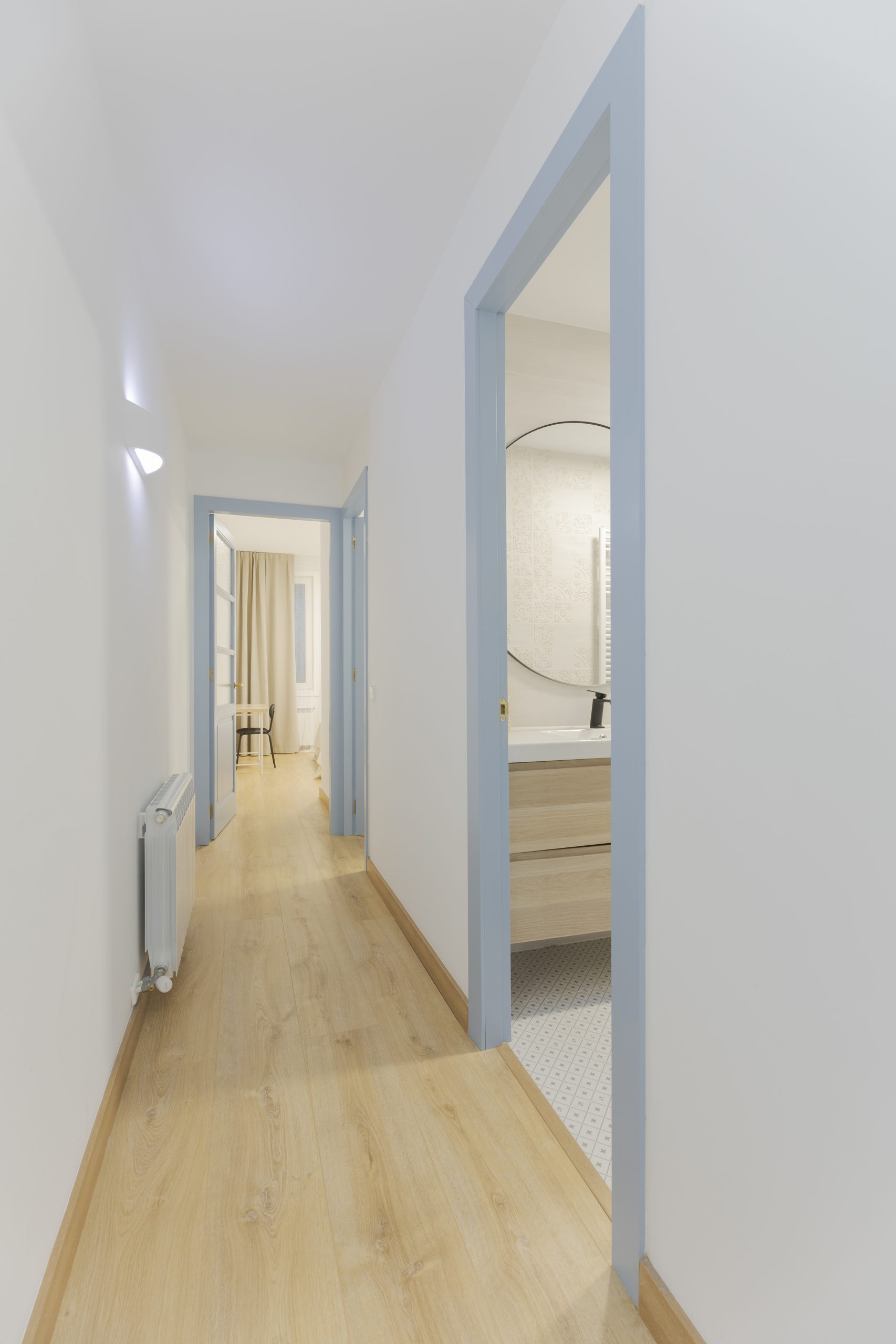 Pasillo vista baño y habitación fondo